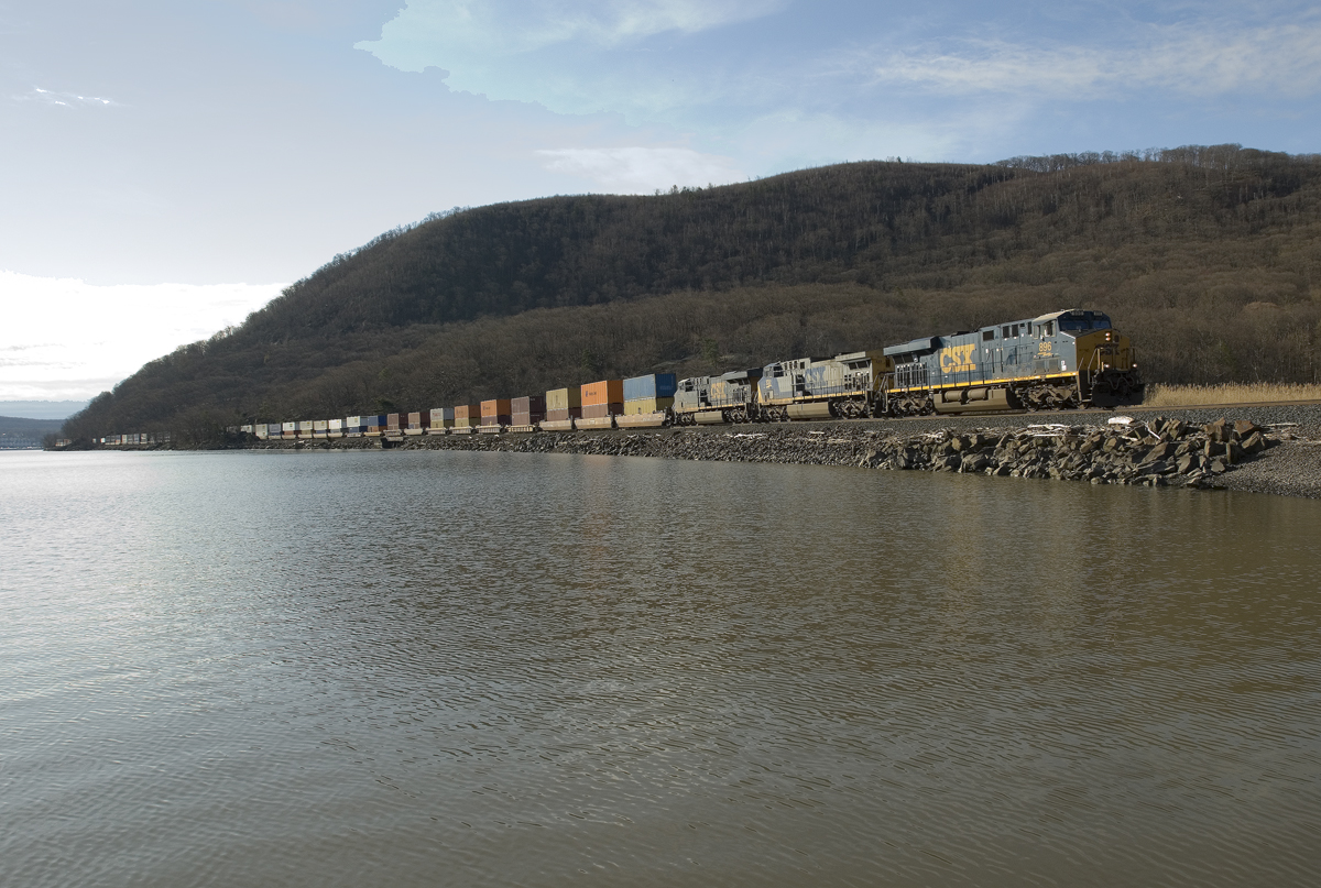 Northbound Stacks Q003 Along the Hudson